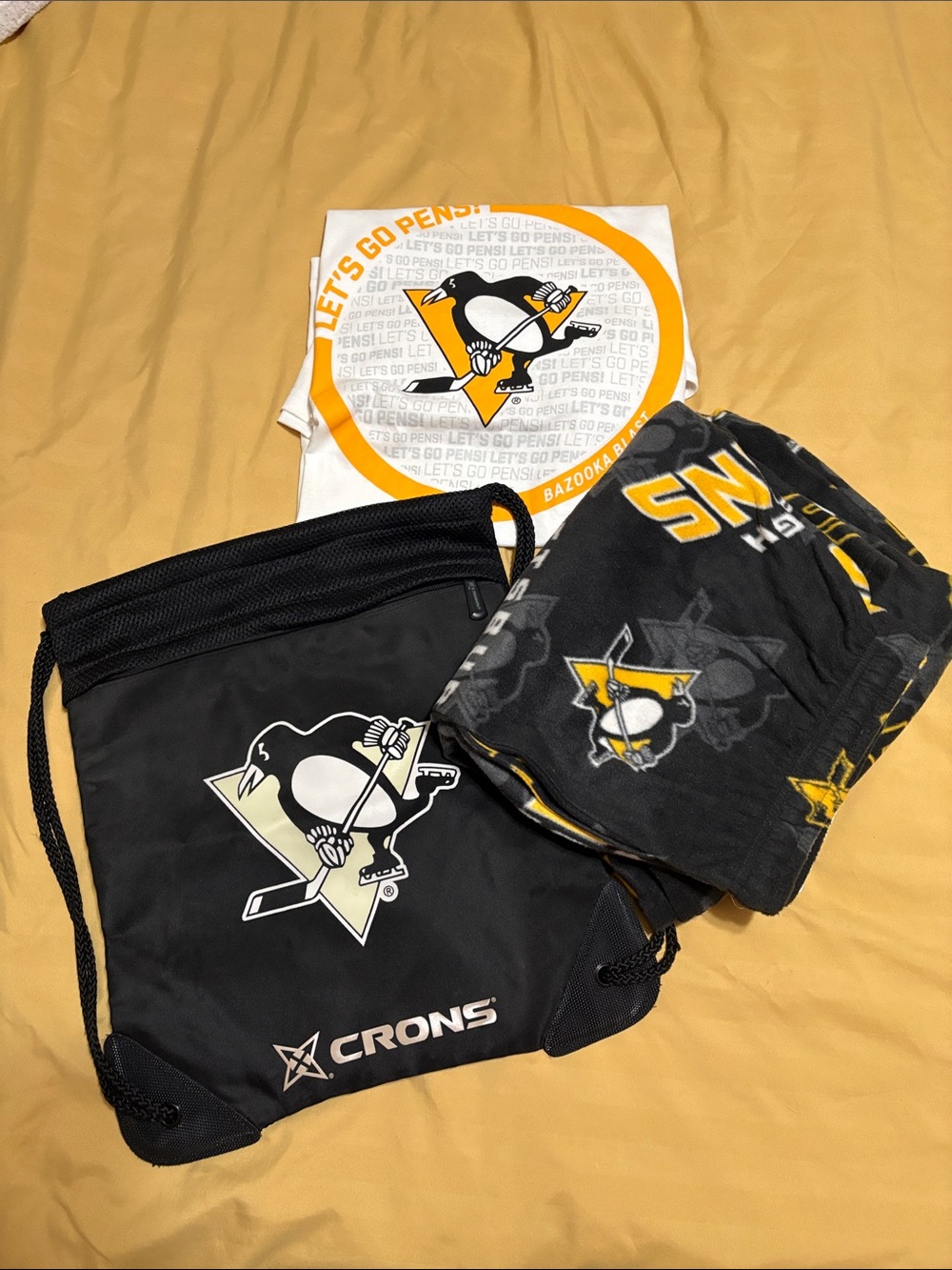 Pittsburgh Penguins Bag, T-Shirt and Fleece Pants